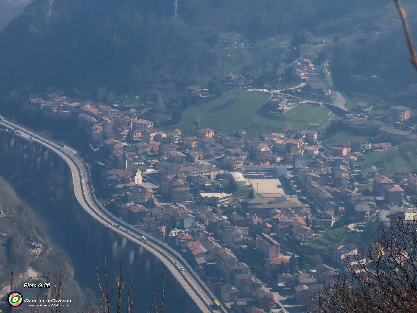 48 Zoom su Sedrina e il serpentone viadotto statale di Val Brembana.JPG